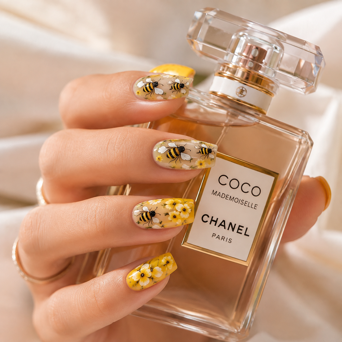 Cute bee and flower press on nails in yellow, reusable handmade nail set